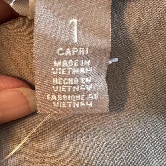 NWTs Chico’s Size 1 (8) Taupe Rayon/Nylon/Span Perfect Stretch Josie Capri Pants - Picture 10 of 14